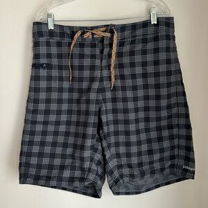 Patagonia Men Wavefarer Plaid gray black zip pocket board shorts 21 inches sz 34